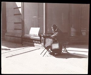 Un músico callejero ciego, Nueva York, 1898 de Byron Company